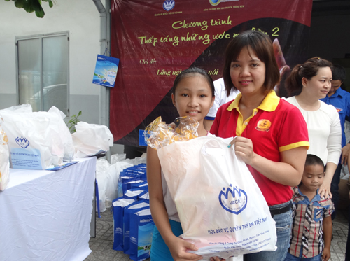 Trao 1.000 phần quà cho trẻ em thiếu may mắn